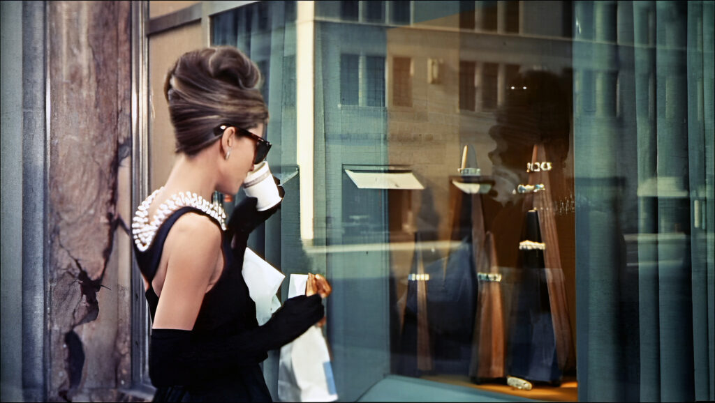 Audrey Hepburn de dos dans Breakfast at Tiffanys