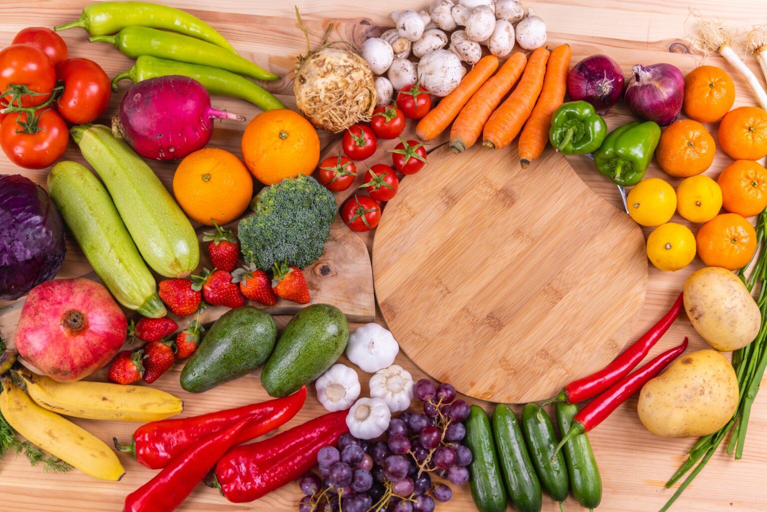 Des légumes cru disposés sur une table en bois.