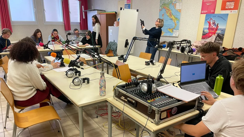 Des lycéens présentateurs radio aux Rencontres Théâtrales Interscolaires 1 atelier radio classe