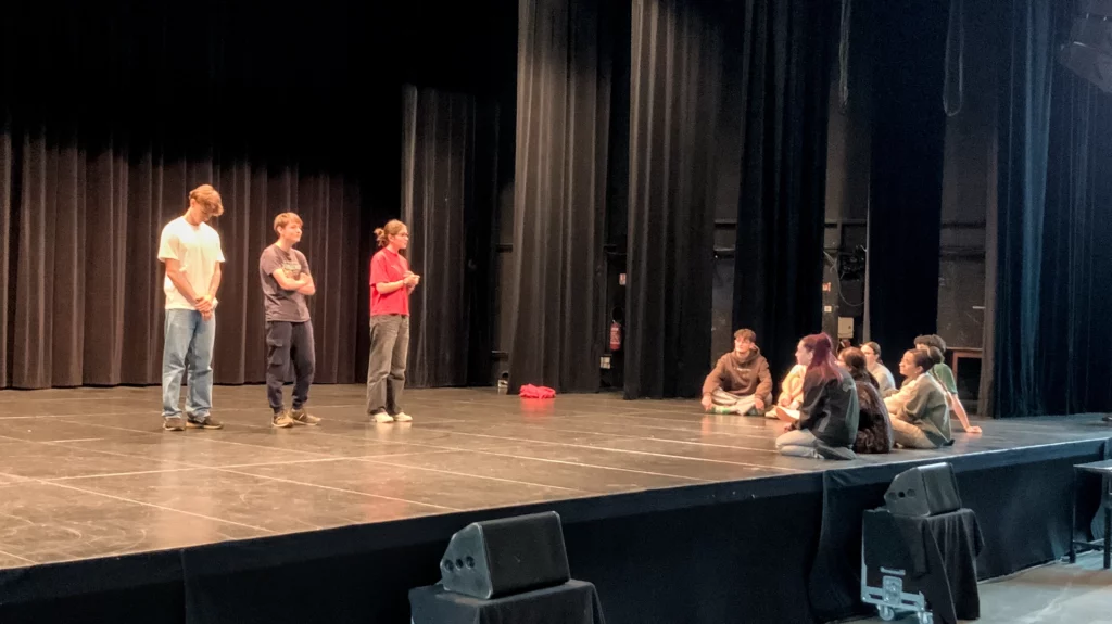 Des élèves sur la scène du théâtre de Flers