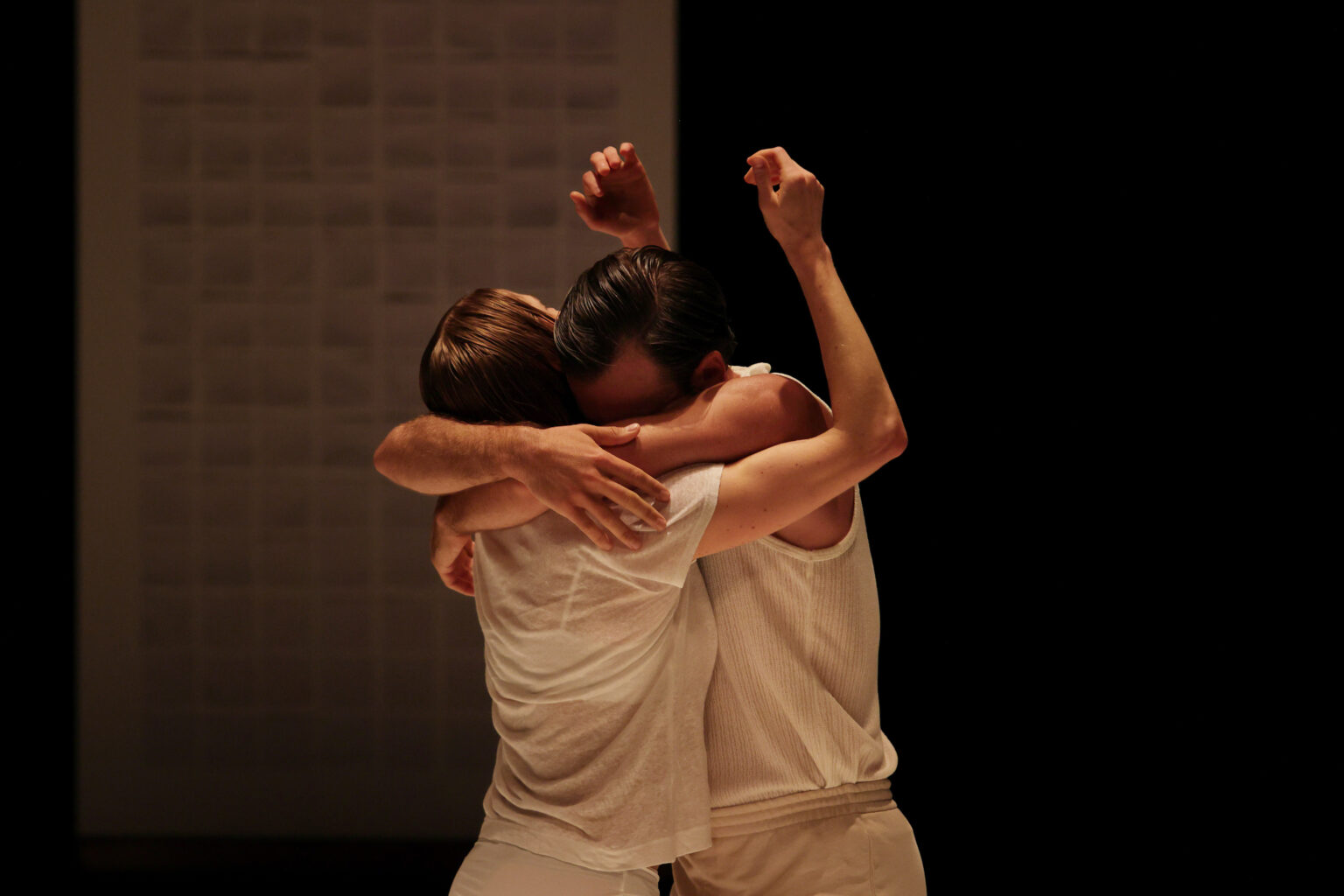Une scène de la pièce CROCODILE par MARTIN HARRIAGUE et EMILIE LERICHE avec l'ENSEMBLE 0, chorégraphie et dramaturgie Martin Harriague en collaboration avec Emilie Leriche, présentée à BAYONNE le 5 septembre 2024 dans le cadre du festival LE TEMPS D'AIMER LA DANSE. Danse contemporaine. Photographie de Stéphane Bellocq. A scene from the piece CROCODILE by MARTIN HARRIAGUE and EMILIE LERICHE with ENSEMBLE 0, choreographer Martin Harriague with Emilie Leriche, performed in BAYONNE on the 5th september 2024, during the festival LE TEMPS D'AIMER LA DANSE. Contemporary dance. Photography by Stephane Bellocq.