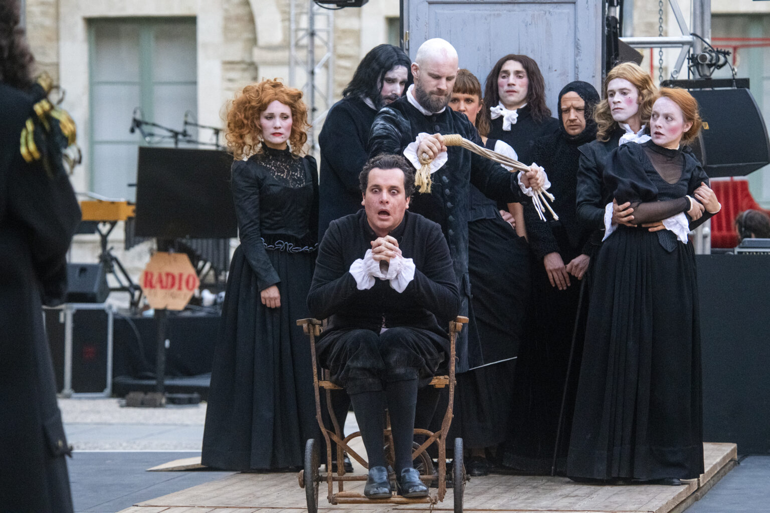 Répétition générale de “Le ciel, la nuit et la fête (Le Tartuffe)“ par le NTP, mise en scène Léo Cohen-Paperman, dans la Cours Minérale, Festival d’Avignon (juillet 2021)