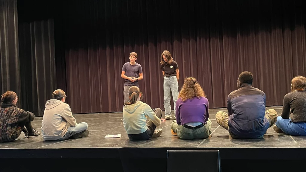 Un atelier pratique de théâtre.